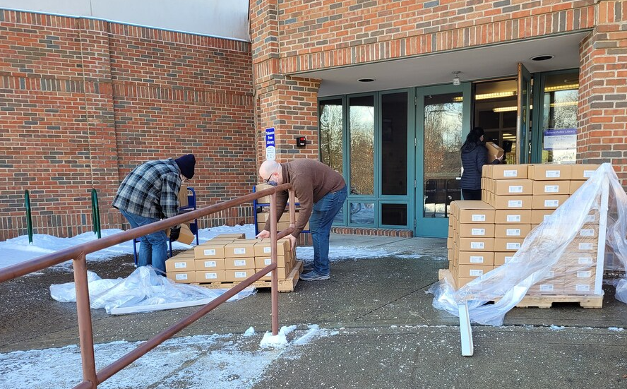photo of Athens librarians unloading boxes
